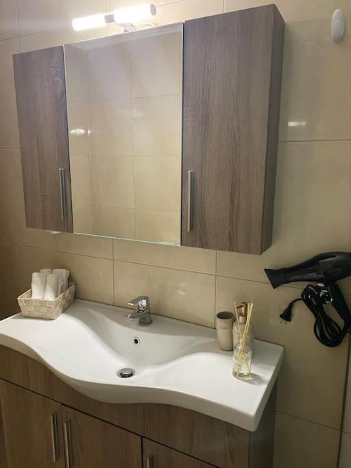 Olive Inn City Драма Екстериор снимка
